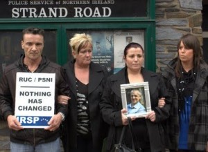 Protesta davanti alla stazione PSNI di Strand Road a Derry