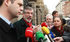 Gerry Adams parla coi media irlandesi