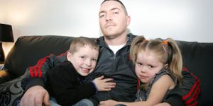 Liam Hughes ed i suoi figli (foto North Belfast News)