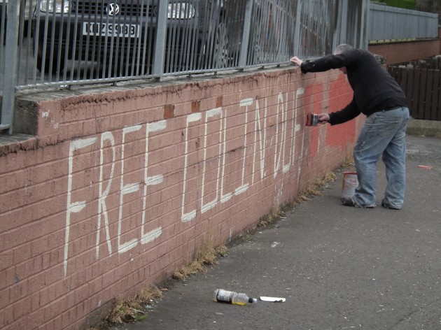 SF rimuove graffito per Colin Duffy | Derry 32CSM