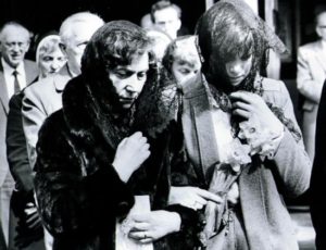 Joan e Ann Travers ai funerali di Mary