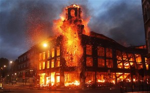 Centro commerciale incendiato a Tottenham, Londra