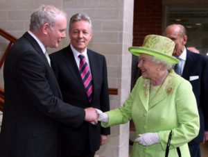 Martin McGuinness stringe la mano a Elisabetta II