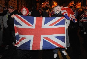 Contestatori alla Belfast City Hall mentre i consiglieri votano se mantenere la Union Jack sull'edificio | Protesters at Belfast City Hall as councillors vote on whether or not to keep the Union flag flying at the building.© Pacemaker