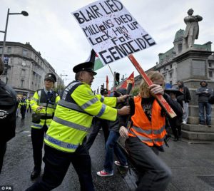 Protesta contro Tony Blair a Dublino