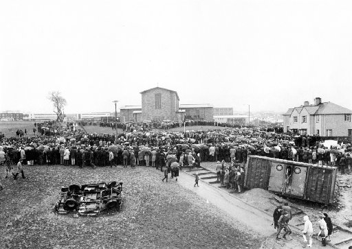 La gente si raduna a Creggan il 30 gennaio 1972 | Crowds gathering in Creggan on January 30, 1972