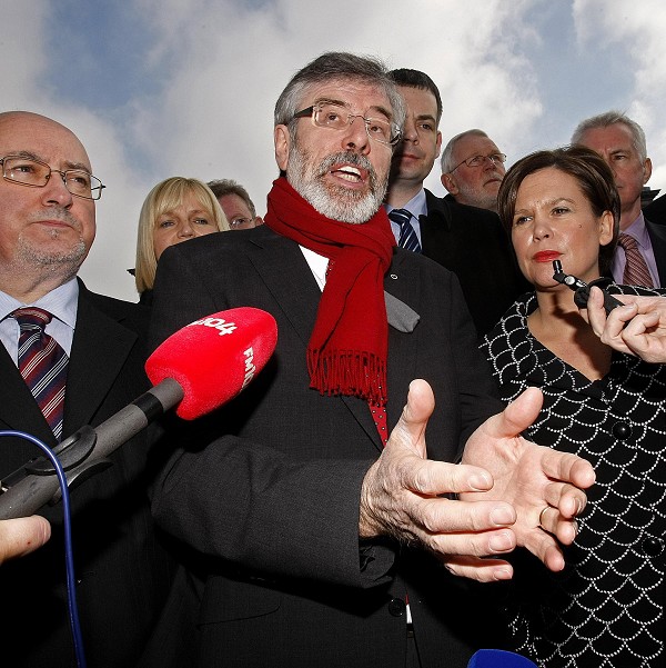 Gerry Adams e i parlamentari dello Sinn Fein al Dail di Dublino