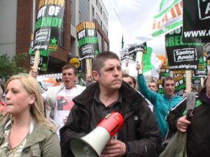 Brian Leeson guida attivisti éirígí a Parnell Square | éirígí activists make their way to Parnell Square Protest