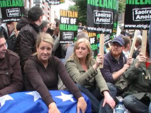 La consigliera Louise Minihan durante la protesta a Parnell Square | Cllr Louise Minihan & other éirígí activists at Parnell Square Sit-Down Protest