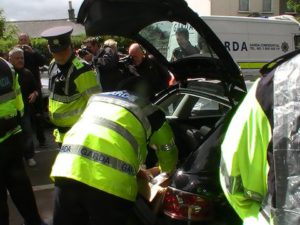 La Garda perquisisce la vettura della consigliera Minihan e sequestra uno striscione | Gardai search Cllr Louise Minihan's car & seize Banner stating 'Fund Communities not Royal Visits