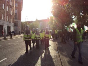Squadre antisommossa della Garda cercano di intimidire i contestatori | Garda Riot Squad attempt to Intimidate Marchers