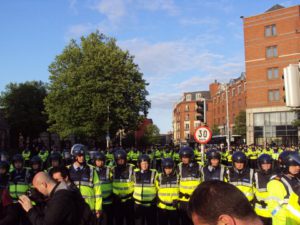 Centinaia di agenti in assetto anisommossa bloccano la marcia verso il Castello | Hundreds of Garda Riot Squad Block Protest from Proceeding to Dublin Castle