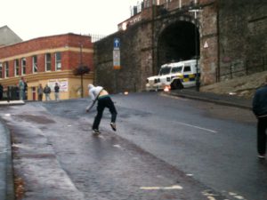 Derry, molotov contro la polizia
