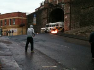 Derry, molotov contro la polizia