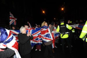 Contestatori alla Belfast City Hall mentre i consiglieri votano se mantenere la Union Jack sull'edificio | Protesters at Belfast City Hall as councillors vote on whether or not to keep the Union flag flying at the building.© Pacemaker