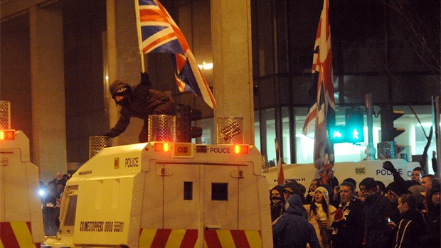 Disordini lealisti alla City Hall di Belfast
