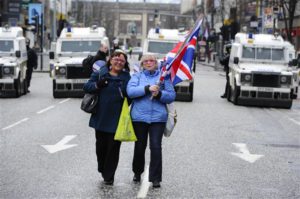 Manifestazione alla Belfast City Hall contro il ritiro della Union Jack © Pacemaker
