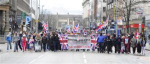 Manifestazione alla Belfast City Hall contro il ritiro della Union Jack © Pacemaker