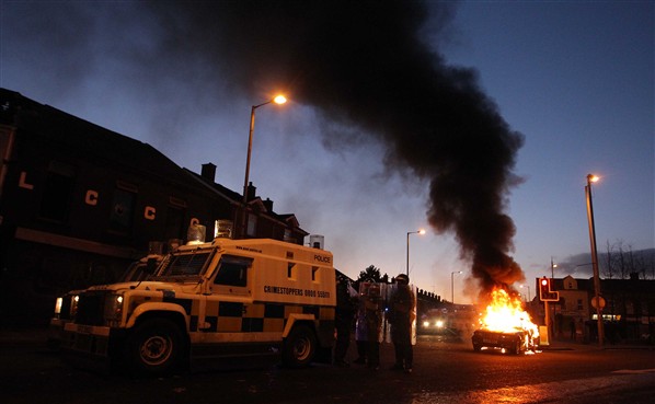 East Belfast | La polizia all'incrocio tra Castlereagh Road e Beersbridge Road dopo l'incendio di una vettura © Presseye