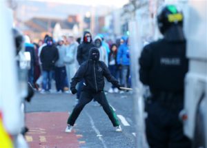 East Belfast | I lealisti attaccano la polizia in Albertbridge Road © Presseye