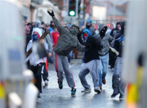East Belfast | I lealisti attaccano la polizia in Albertbridge Road © Presseye
