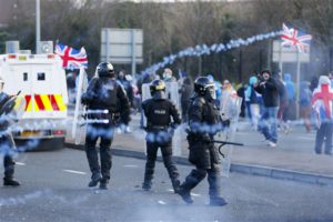 East Belfast | Fuochi artificiali e altri oggetti lanciati contro la polizia in Albertbridge Road © Presseye