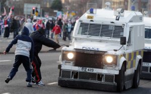 East Belfast | I lealisti si scontrano con la polizia nella zona di Short Strand © Pacemaker