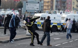 East Belfast | I lealisti si scontrano con la polizia nella zona di Short Strand © Pacemaker