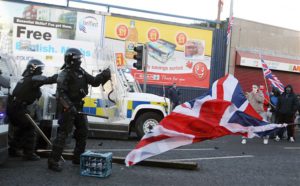 East Belfast | I lealisti attaccano la polizia in Castlereagh Street © Presseye
