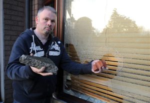 East Belfast | Un residente di SHort Strand mostra i danni provocati alla sua abitazione © Pacemaker