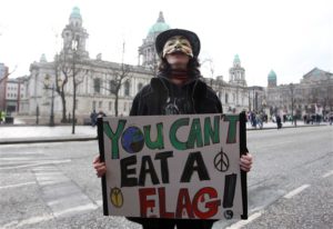 East Belfast | Un contestatore pacifico davanti alla City Hall prima dell'arrivo dei lealisti © Presseye