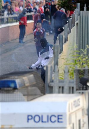 13 07 2013: disordini lealisti a Woodvale Road, North Belfast