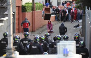 13 07 2013: disordini lealisti a Woodvale Road, North Belfast