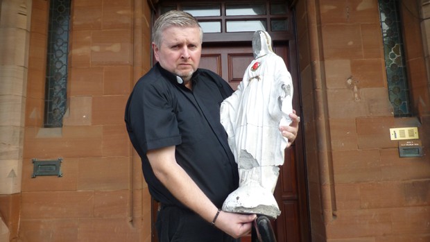 Padre Gary Donegan con la statua