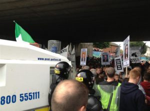 Parata anti internamento: scontro lealisti-polizia
