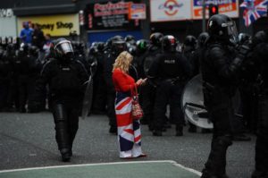 Parata anti internamento: scontro lealisti-polizia