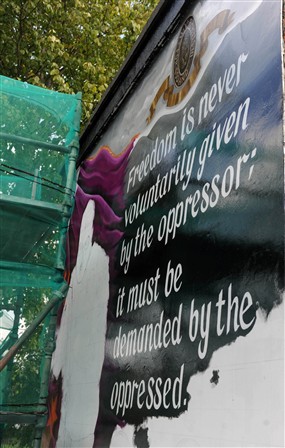 Murales di George Best sostituito da paramilitare UVF a East Belfast | © Pacemaker