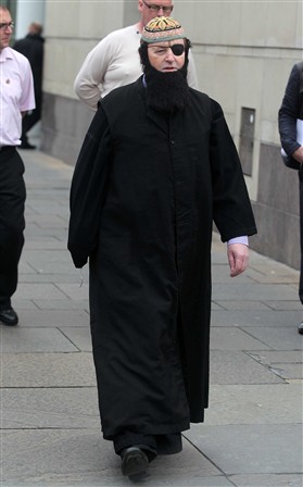 Willie Frazer vestito da Abu Hamza