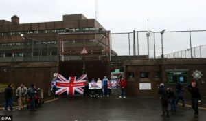 Lealisti manifestano presso stazione PSNI di Antrim | © PA