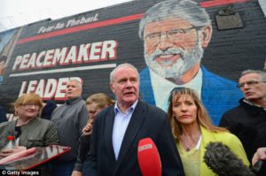 Martin McGuinness parla alla folla in Falls Road, West Belfast | © Getty Images