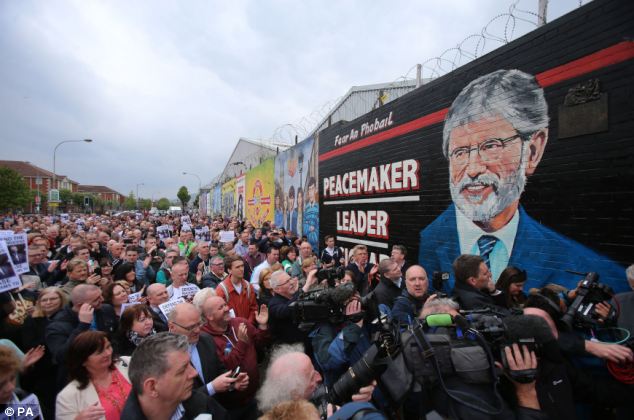 Centinaia di persone a inaugurazione murales per Gerry Adams, Falls Road, West Belfast | © PA