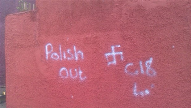 Graffiti razzisti a Ravenhill Street, East Belfast | © UTV