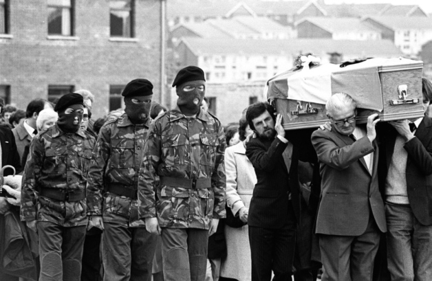 John Sands al funerale del figlio Bobby