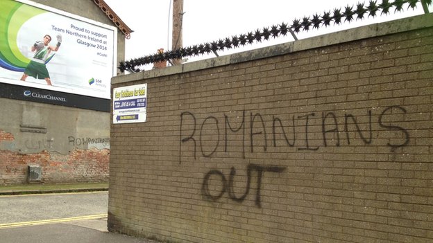 Slogan razzisti a East Belfast | Racist graffiti appeared on gable wall