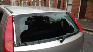 Auto danneggiata in Ravenscroft Street | A car was damaged in Ravenscroft Street