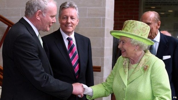 Martin McGuinness stringe la mano alla Regina