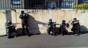 Militanti dello Sinn Féin in uniforme