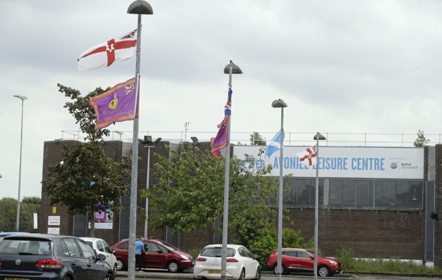 Bandiere UVF all'Avoniel Leisure Centre