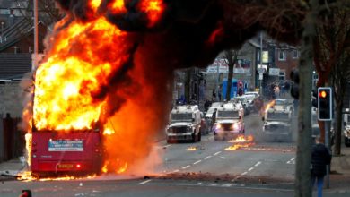 Autobus in fiamme a Belfast