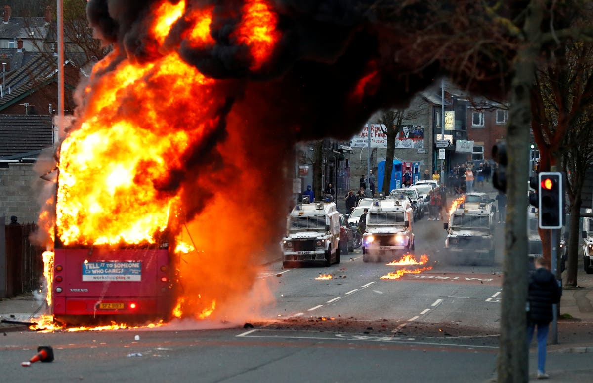 Autobus in fiamme a Belfast